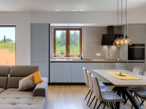 Η κουζίνα ή μικρή κουζίνα στο Apartment Eroa by Interhome
