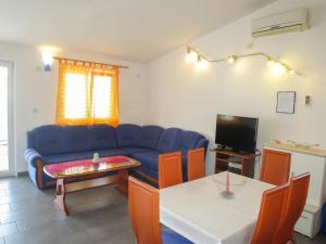 Televisyen dan/atau pusat hiburan di Apartment Ivanka 2 by Interhome