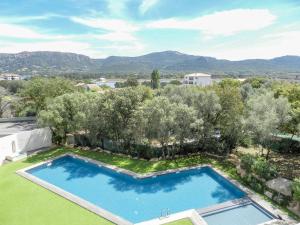 - une vue sur la piscine dans une cour arborée dans l'établissement Apartment Résidence Cita Di Sali 12 by Interhome, à Porto-Vecchio