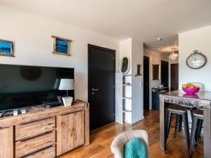 un salon avec une grande télévision et une table dans l'établissement Apartment Résidence Cita Di Sali 12 by Interhome, à Porto-Vecchio