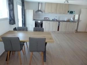 Kuchyň nebo kuchyňský kout v ubytování Maison d'hôtes Bleu Cudrefin