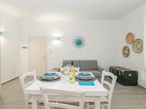 un comedor blanco con una mesa y sillas blancas en Apartment Pavoncella by Interhome, en Arzachena