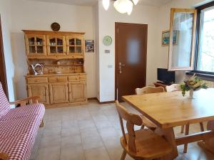 une cuisine avec une table en bois et une salle à manger dans l'établissement Apartment Nel Castagneto-1 by Interhome, à Perledo