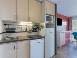 Kuchyňa alebo kuchynka v ubytovaní Apartment L'Esquinade - P3 213 by Interhome