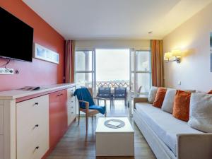 Televízia a/alebo spoločenská miestnosť v ubytovaní Apartment L'Esquinade - P3 213 by Interhome