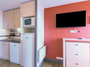 Kuchyňa alebo kuchynka v ubytovaní Apartment L'Esquinade - P3 213 by Interhome + 37 fotografií