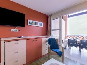 Televízia a/alebo spoločenská miestnosť v ubytovaní Apartment L'Esquinade - P3 213 by Interhome