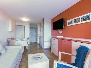 Televízia a/alebo spoločenská miestnosť v ubytovaní Apartment L'Esquinade - P3 213 by Interhome