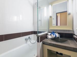 Kúpeľňa v ubytovaní Apartment L'Esquinade - P3 213 by Interhome