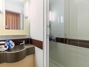 Kúpeľňa v ubytovaní Apartment L'Esquinade - P3 213 by Interhome