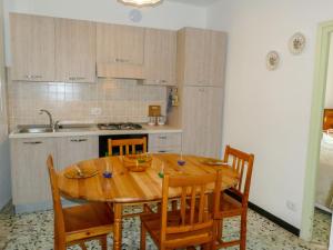 una cucina con tavolo in legno e alcune sedie di Holiday Home Ca'Mea by Interhome a Chiusanico