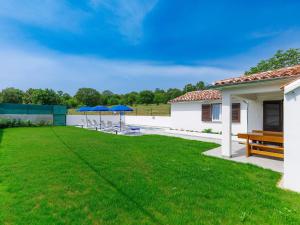 プロミンにあるHoliday Home Gverino by Interhomeの庭(ベンチ、傘付)