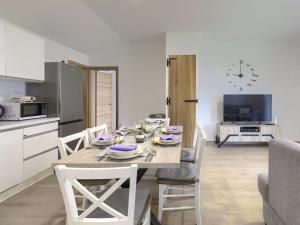 プロミンにあるHoliday Home Gverino by Interhomeのテーブルと椅子のあるキッチンとダイニングルーム