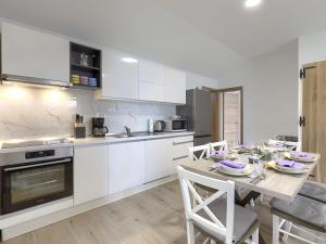 プロミンにあるHoliday Home Gverino by Interhomeの白いキャビネットとテーブルと椅子のあるキッチン +32枚の写真