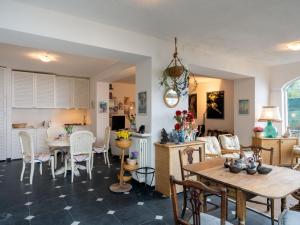 una cucina e un soggiorno con tavolo e sedie di Holiday Home Sara by Interhome ad Alassio