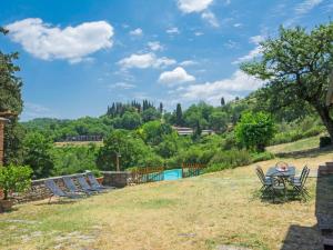 grupa krzeseł i stół na podwórku w obiekcie Holiday Home Le Bonatte by Interhome w mieście Radda in Chianti