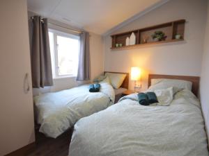 Postel nebo postele na pokoji v ubytování Holiday Home Wiringherlant-28 by Interhome