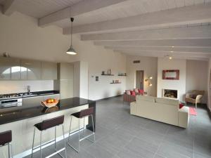 een keuken en een woonkamer met een bank en een tafel bij Holiday Home VIlla Basilico by Interhome in Petroio