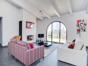 een woonkamer met 2 banken en een open haard bij Holiday Home VIlla Basilico by Interhome in Petroio