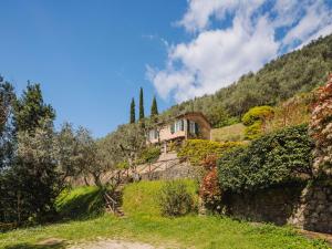 ein Haus an der Seite eines Hügels in der Unterkunft Holiday Home Il Glicine by Interhome in Montemagno