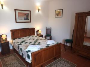 Un dormitorio con una cama con una manta a cuadros. en Monte da Pega (Guest House) en Monsaraz