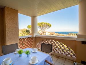 stół na balkonie z widokiem na ocean w obiekcie Apartment L'Esquinade - G4 125 by Interhome w mieście Agay - Saint Raphael