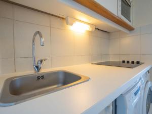 Kuchnia lub aneks kuchenny w obiekcie Apartment L'Esquinade - G4 125 by Interhome
