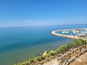 vistas a un puerto deportivo con barcos en el agua en Nonna Libera monolocale, en Rodi Garganico