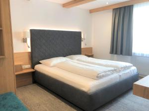 Posteľ alebo postele v izbe v ubytovaní Hotel Garni Central - Zimmer - Studios - Apartments
