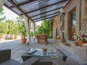 een patio met een pergola en een tafel en stoelen bij Holiday Home Santa Margherita by Interhome in Pescia