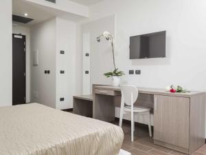 - une chambre avec un bureau, un lit et un bureau avec une chaise dans l'établissement Ferrari Hotel, à Carugate