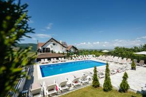 O vedere a piscinei de la sau din apropiere de Pensiunea Perla Transilvaniei