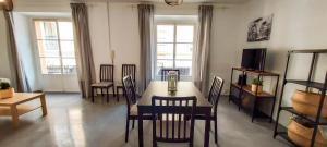 Televízia a/alebo spoločenská miestnosť v ubytovaní Apartamento MURILLO-PLAZA DE LA MAGDALENA