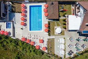 an aerial view of a building with a swimming pool at Pensiunea Perla Transilvaniei in Moldoveneşti
