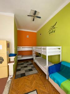 Kama o mga kama sa kuwarto sa Unity Hostel Budapest