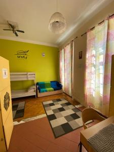 Kama o mga kama sa kuwarto sa Unity Hostel Budapest