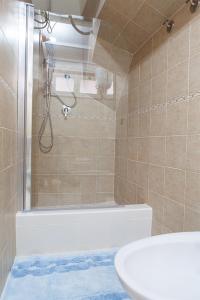 y baño con ducha, bañera y lavamanos. en Santa Restituta in Cagliari Centre Q4825, en Cagliari