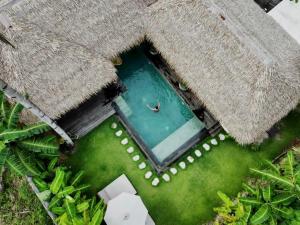 una vista aérea de una persona nadando en una piscina en una casa en Villa Tulua Siargao, en General Luna
