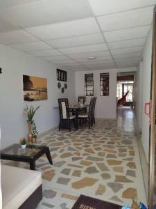 - un salon avec une table et des chaises dans l'établissement Alojamiento entero, casa amplia, patio, aire, à Ríohacha