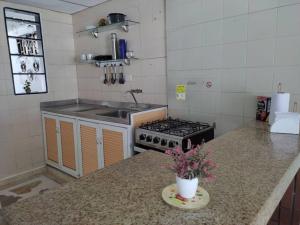 a kitchen with a stove and a counter top at Alojamiento entero, casa amplia, patio, aire in Ríohacha