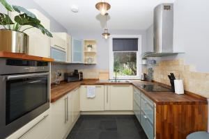 A kitchen or kitchenette at Large Derby Cathedral Town House - Sleeps 8 w parking