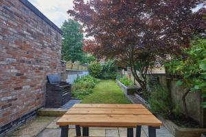 A garden outside Large Derby Cathedral Town House - Sleeps 8 w parking