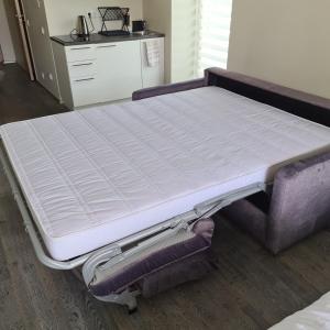 een bed in een kamer met een matrasvisorvisor bij Aisa 39 Apartment in Pärnu