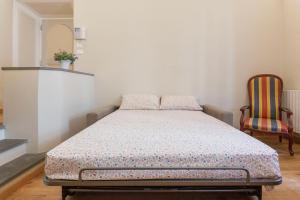 Кровать или кровати в номере Apartment Vespucci- quite Historic Palace