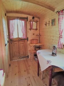 a small room with a table and a door at Acabatz de dintrar in Brezons