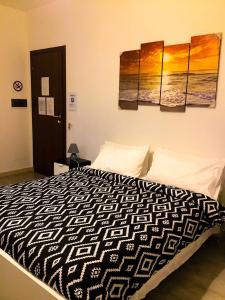 - une chambre avec un lit et des peintures murales dans l'établissement B&B MaryJosè, à Trapani