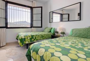 sypialnia z dwoma łóżkami i lustrem w obiekcie 2 bed-rooms with a view w mieście Benahavís +25 zdjęć