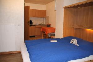 ヴィリンゲンにあるApartmenthaus Solinoのベッドルーム1室(ゴーストヘッド付きのベッド1台付)