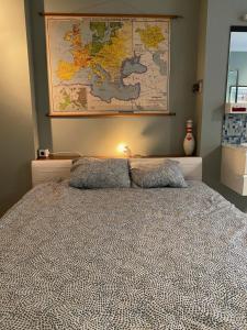 Postel nebo postele na pokoji v ubytování De Buitenmuur - Vintage Suite & Bohemian Loft, elk met Privé-ingang en Jacuzzi