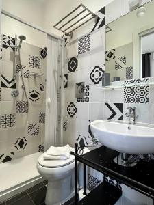Baño en blanco y negro con lavabo y aseo en Domus Giordano, en Roma